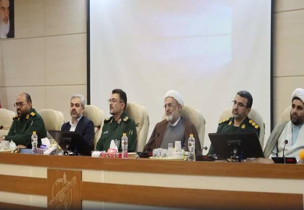 ایستادگی در برابر دشمن و خدمت به مردم، راهبرد اصلی پاسداری از انقلاب است