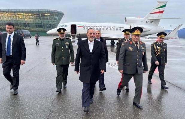 وزیر دفاع وارد باکو شد