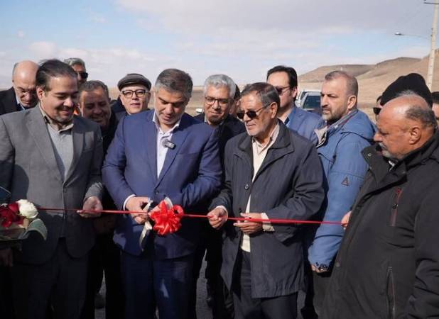 زندیه وکیلی:افتتاح طرح‌های دهه فجر منجر به اشتغال۱۱۵۸ نفر در دلیجان شد