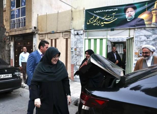 دیدار سخنگوی دولت با مادر شهید رئیسی