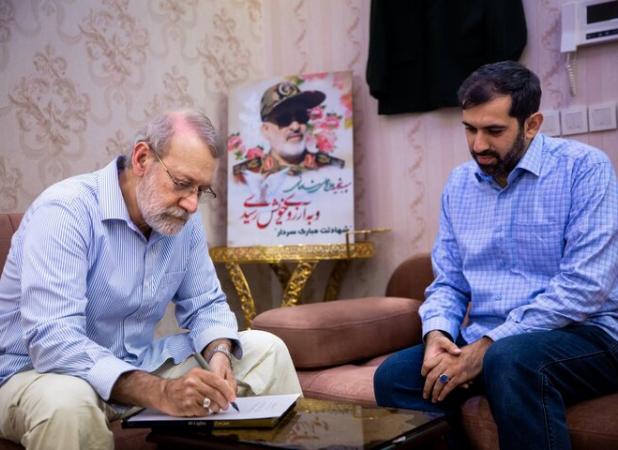 لاریجانی به دیدار خانواده‌های شهیدان محرابی و شادمانی رفت