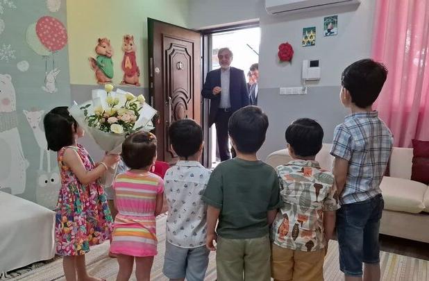 فرماندار رشت: خدمت به کودکان بی‌سرپرست معامله‌ای دو سر سود با خدا است