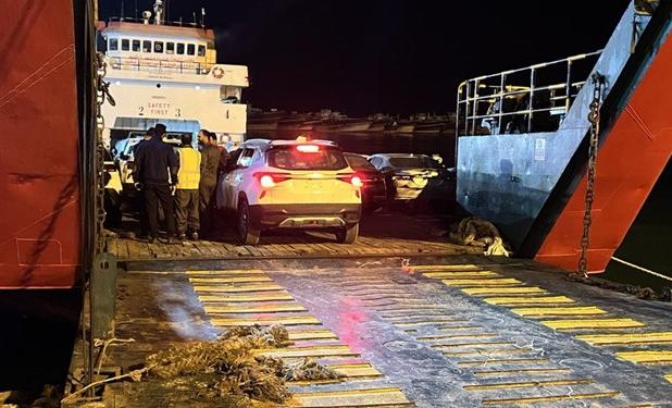 تخلیه اولین محموله خودروهای وارداتی در بندرلنگه+عکس