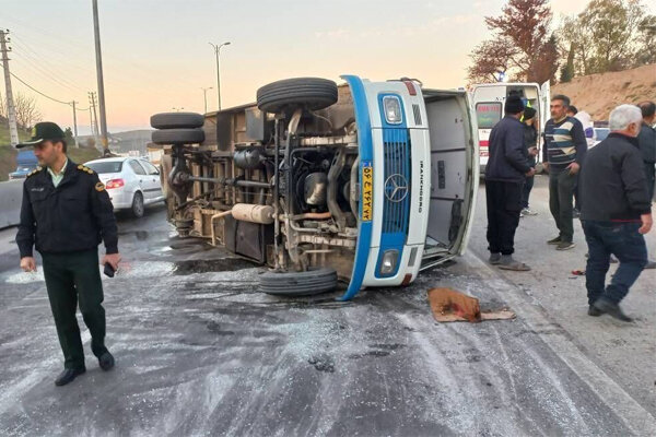 نجات مینی‌بوس در کوی گشه با اقدام به‌موقع شهرداری بندرلنگه