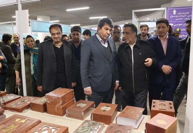 استاندار کرمان از نمایشگاه کتاب بازدید کرد/ تمدید ساعت کار نمایشگاه