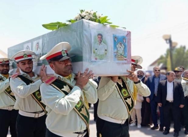 پیکر شهید استواریکم تنگستانی بر روی دستان مردم بندرلنگه تشییع شد