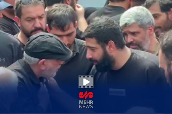 گفت‌وگوی سردار قاآنی با خانواده شهید حاجی‌زاده در مراسم تشییع شهدا