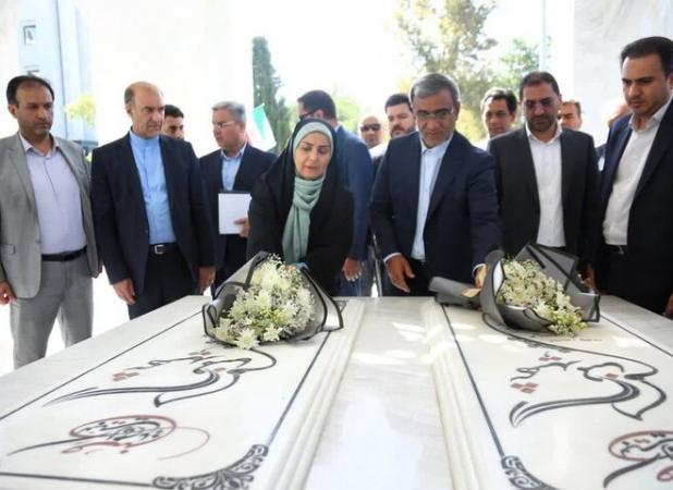 وزیر راه و شهرسازی به مقام شهدای گمنام خراسان رضوی ادای احترام کرد