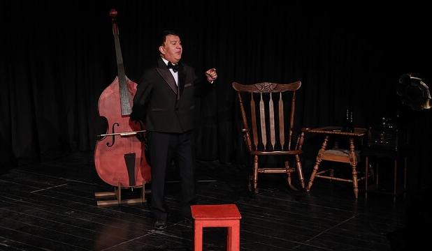 نمایش «کوْنترباس»؛ روایت تنهایی یک نوازنده روی صحنه تبریز