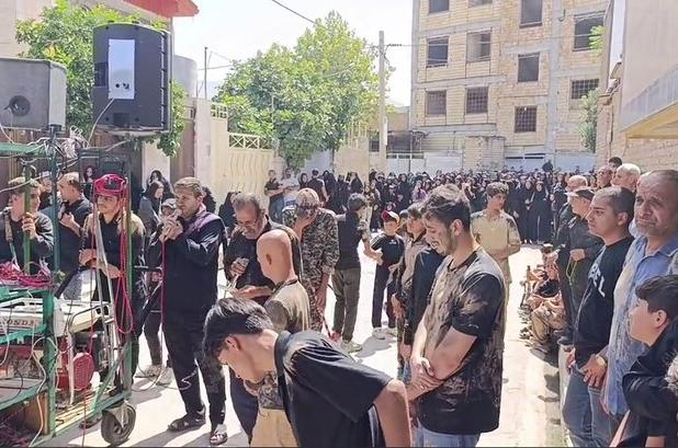 حضور عزاداران حسینی در مقابل منزل شهید «سید حسین موسوی»