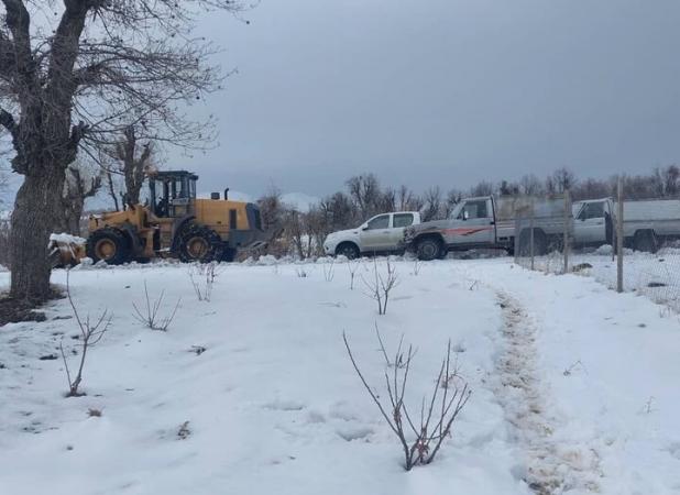 وضعیت محورهای مواصلاتی بانه و تلاش راهداران برای برفروبی