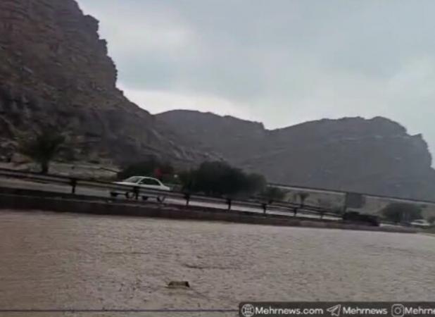آب‌گرفتگی تقاطع غیرهمسطح سیراف در جاده کنگان- عسلویه