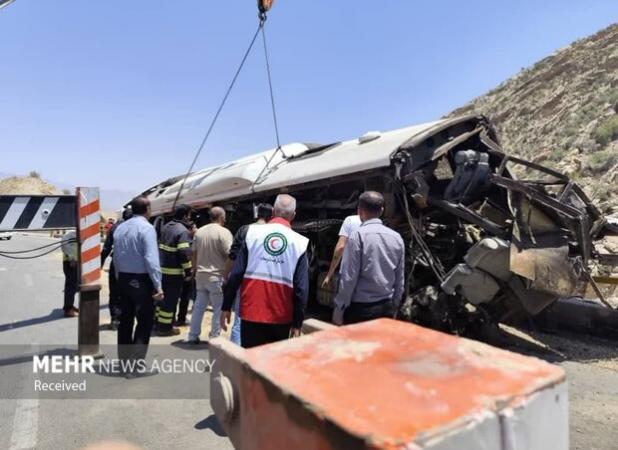 ۲۱ مصدوم حادثه اتوبوس فیروزآباد-کوار تحت درمان هستند