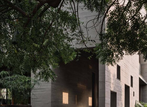 معماری منحصربه‌فرد این خانه با طبیعت یکی شده است
