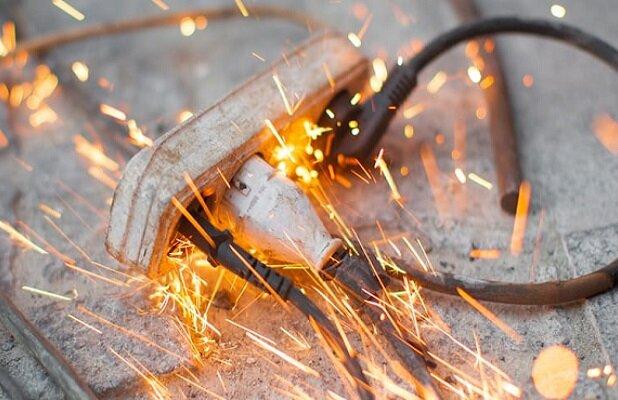 برق‌گرفتگی یک دانش‌آموز هنگام آوردن توپ از بیرون مدرسه در لنگرود