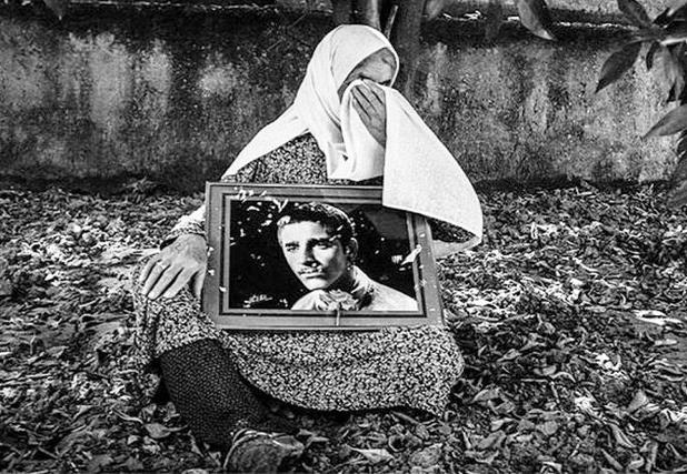 مادر شهید سیامک عباسی دیده در نقاب خاک کشید