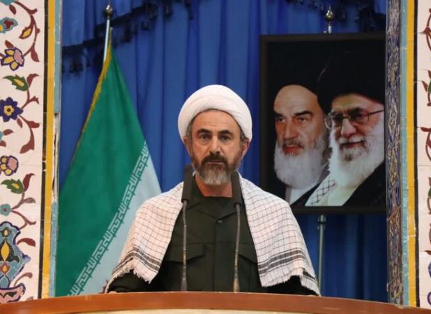 امام جمعه ایلام با لباس رزم سپاه پاسداران در نماز جمعه حاضر شد