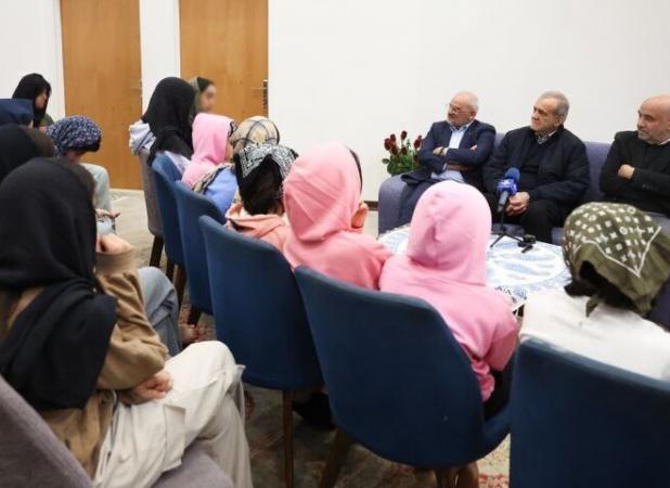 دیدار پزشکیان با کودکان بی‌سرپرست و بدسرپرست «خانه دختران ایران»