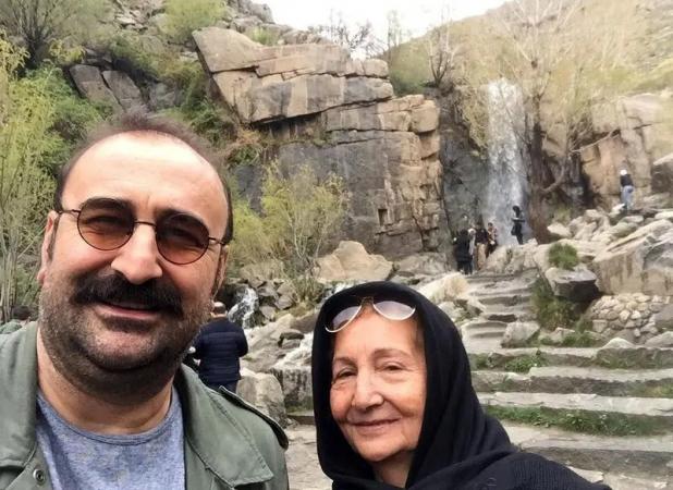 عکسی از بهبود سریال پایتخت در کنار مادرش