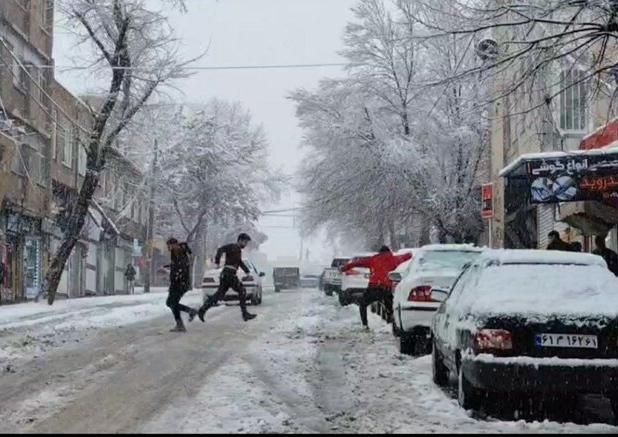 ابراز شادمانی جوانان سقزی از بارش برف