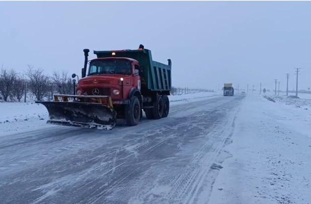 قدمی: بارش برف در محورهای کوهستانی؛ ۳۲ اکیپ راهداری در سمنان فعال است