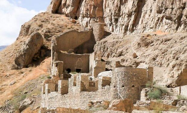 کتیبه‌های سایبان سنگی ماکو در حال محو شدن است+فیلم