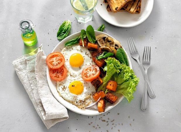 ۶ خوراکی سالم و انرژی‌بخش برای صبحانه سالمندان