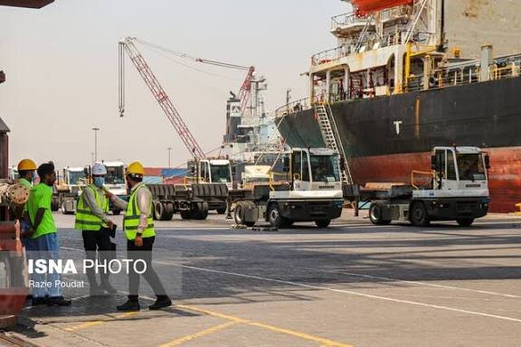 اتصال خشکی و دریا توسط راهنمایان کشتی انجام می‌شود