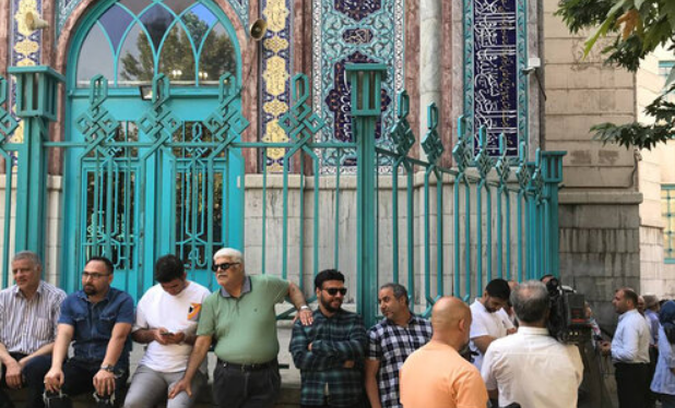حضور مردم درحسینیه ارشاد برای شرکت درانتخابات