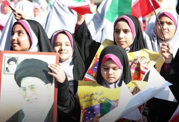 حضور مردم انقلابی خمین راهپیمایی ۱۳ آبان