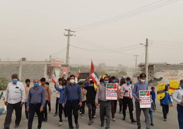 راهپیمایی ۱۳ آبان با شرایط خاص آب و هوایی  در روستای پیرچوگان هرمزگان