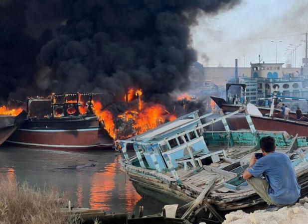 مهار آتش‌سوزی یک فروند شناور باربری در اسکله کیش