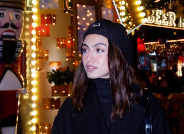 تیپ کریسمسی نیکی نصیریان؛ دختر رضا عطاران بزرگ شد!