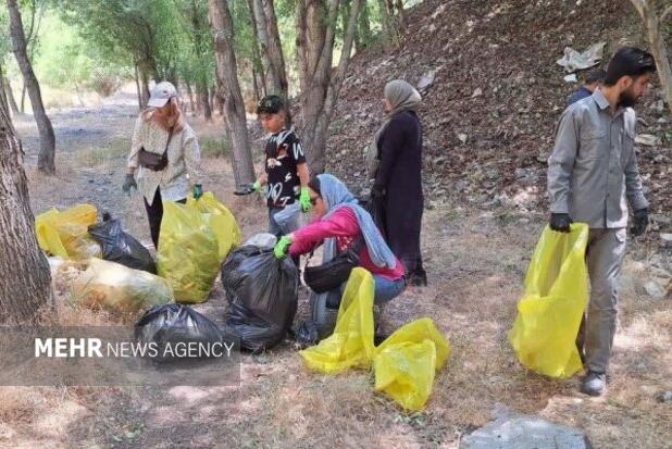 پاکسازی حاشیه رودخانه تاررود توسط گروه رفتگران طبیعت دماوند