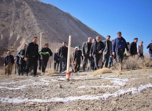 کلنگ‌زنی پروژه استخر آب کشاورزی در سرخه با حضور استاندار سمنان