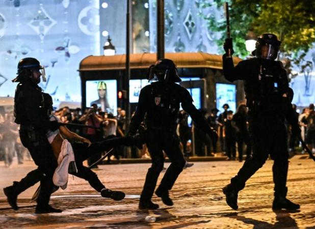 آشوب در جشن قهرمانی پی‌اس‌جی؛ ۲ نفر کشته و ۵۵۹ تن بازداشت شدند