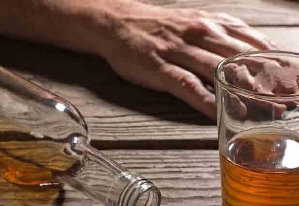 مصرف مشروبات الکلی تقلبی در هند جان ۲۱ نفر را گرفت