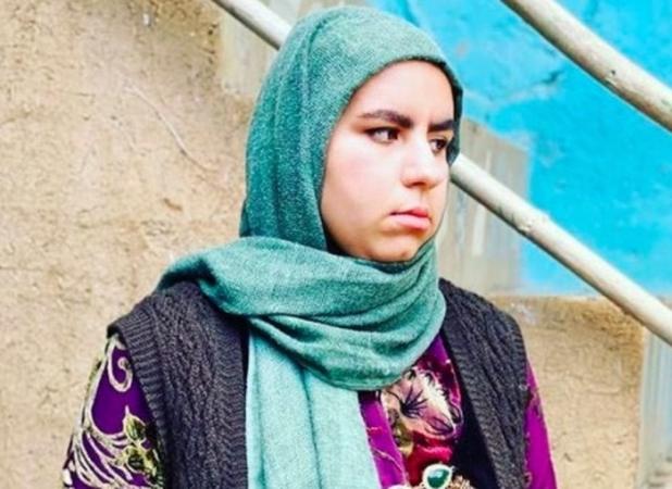 استایل خیابانی روناک سریال نون خ جلب توجه کرد