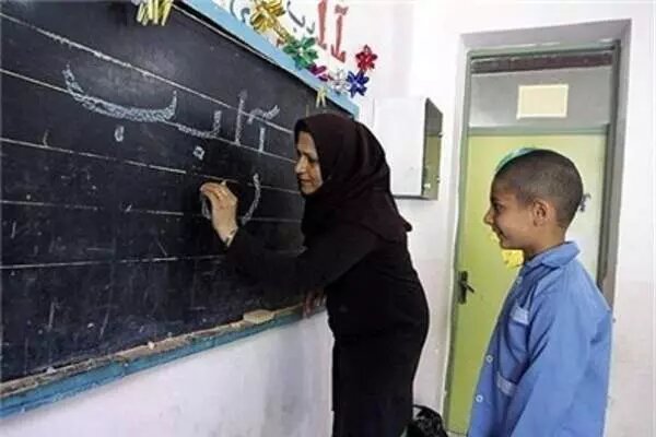 جلوه‌های معلمی؛ از ایثار تا راه انداختن کسب و کار برای دانش آموزان