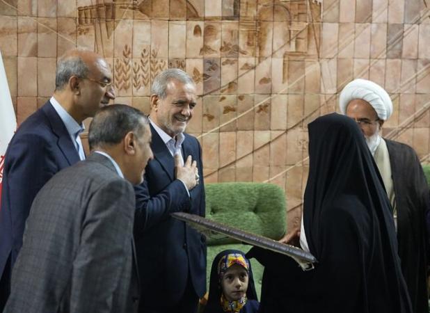 رئیس‌جمهور در دیدار با نخبگان از بانوی مقاوم کرمانشاهی تجلیل کرد