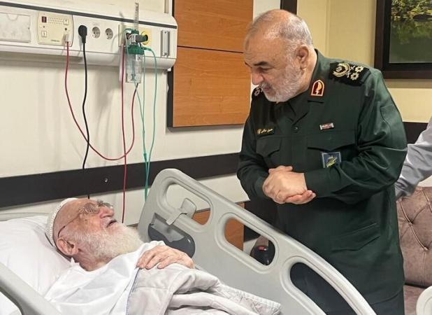 عیادت فرمانده کل سپاه از آیت الله نوری همدانی