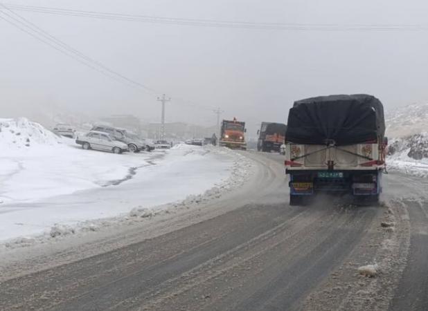 جاده‌های آذربایجان‌غربی زیر پوشش مه و برف