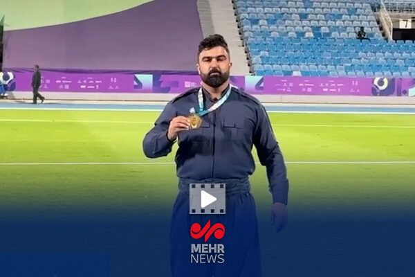 یاسین خسروی با لباس کردی و مدال طلا