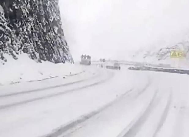 مه‌گرفتگی و بارش برف در محورهای کوهستانی و جنوب آذربایجان غربی 