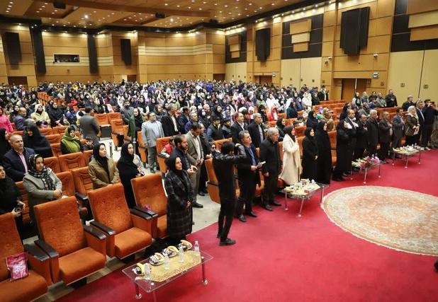 برگزاری همایشی متفاوت در ستایش همت بلند دانش‌آموزان معلول و پدری که بچه‌ها دوستش دارند