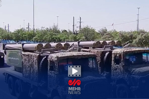 نمایش موشک‌های نقطه زن فتح ۳۶۰ در رژه مراسم روز ارتش