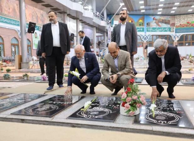 رئیس دفتر رئیس‌جمهور به مقام شامخ شهدای رشت ادای احترام کرد
