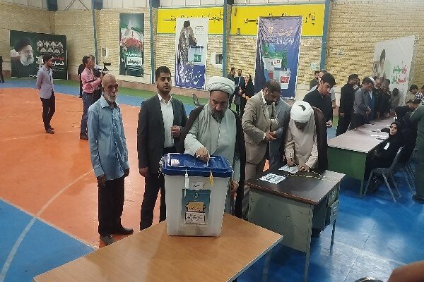 نماینده ولی فقیه در سیستان و بلوچستان رأی خود را به صندوق انداخت