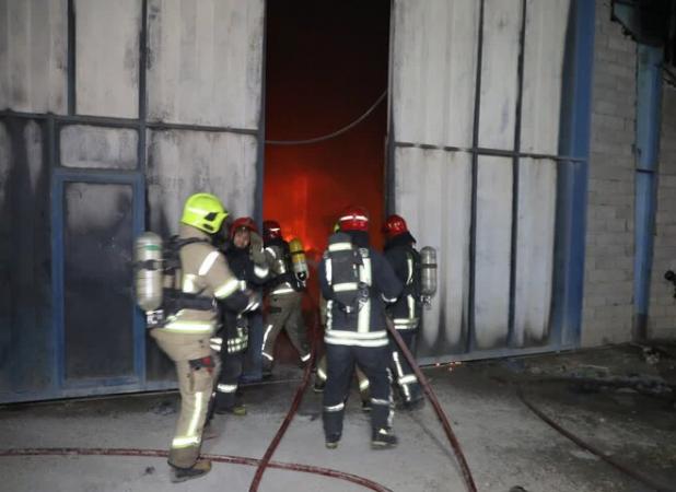 آتش گرفتن انبار پلاستیک کارخانه برفاب شهرکرد