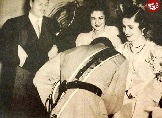 محمدرضا پهلوی در حال بوسیدن دست همسر اولش در مصر